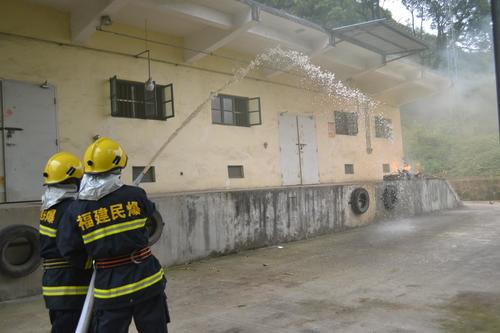 海峽科化龍巖三家單位聯(lián)合舉行民爆物品儲存反恐怖（縱火）應急預案演練。兼職消防人員撲滅倉庫火��?��?葉莉攝[2].jpg
