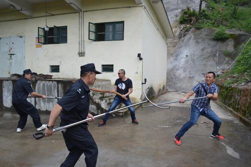 海峽科化龍巖三家單位聯(lián)合舉行民爆物品儲存反恐怖（縱火）應急預案演練。圖為保衛(wèi)人員與暴恐嫌疑人搏斗��?葉莉攝[2].jpg