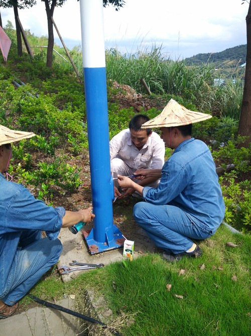 臺(tái)風(fēng)過后海峽科化龍巖分公司機(jī)修車間黨員齊力搶修故障路燈2。廖文毅 鐘強(qiáng)光攝[2].jpg