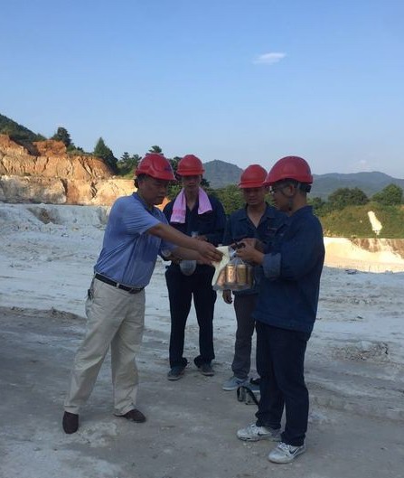 圖為黨支部謝俊源書記給一線黨員發(fā)放防暑降溫物品[2].jpg