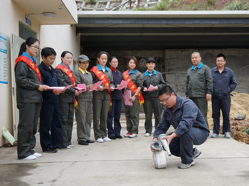 葉莉：海峽科化龍巖分公司組織宣傳消防安全知識(shí)及消防器材的使用方法2[2].jpg
