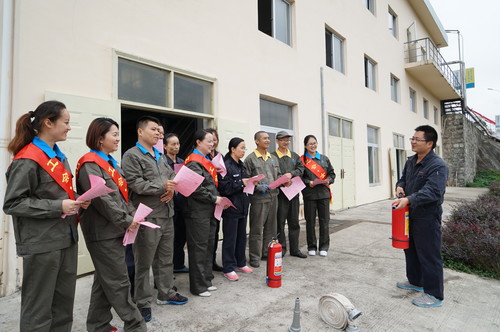 葉莉：海峽科化龍巖分公司組織宣傳消防安全知識(shí)及消防器材的使用方法3[2].jpg