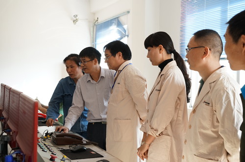 葉莉：吳彩洪董事長到龍巖分公司調(diào)研。圖為深入江山乳二車間試驗線中控室查看，與技術方負責人親切交��?[2].jpg