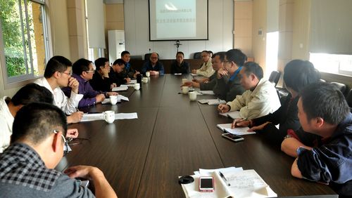 吳彩洪董事長等到永春分公司征求民主生活會職工意見與建議。（陳宏金）[2].jpg