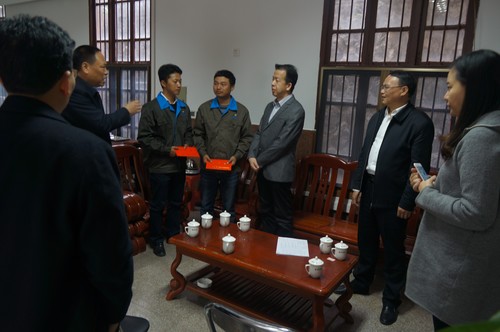 連益峰：省國資委邱志向副主任慰問 (4)[3].jpg