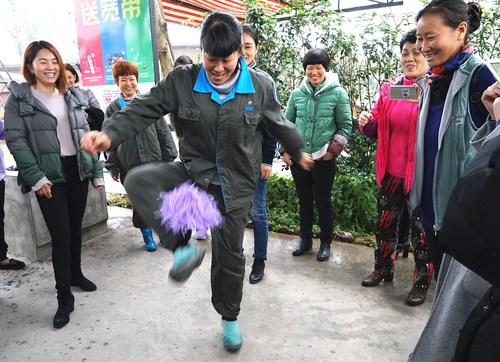 葉莉：龍巖分公司女工委開展三八節(jié)戶外活動。圖為踢毽子比賽。[2].jpg
