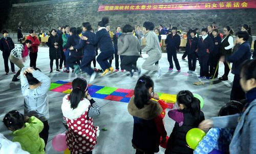 永春分公司三八節(jié)活動(dòng)：光腳跳“指壓板”。（陳宏金）[3].jpg