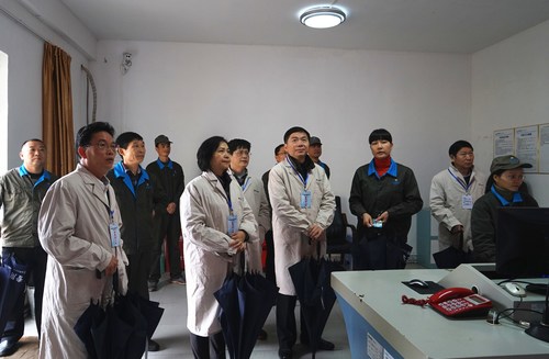 省國資委第二外派監(jiān)事會(huì)主席林志坤到海峽科化龍巖分公司調(diào)研。圖為調(diào)研組深入車間監(jiān)控室。葉莉攝[3].jpg
