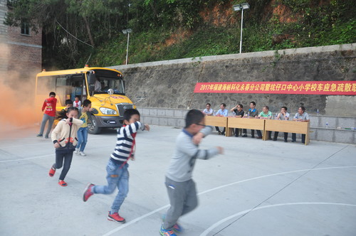 陳宏金：永春分公司與坑仔口小學聯(lián)合舉行校車應急演練。（）[3].jpg