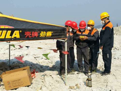 羅曉恒：富興上杭分公司員工學(xué)習(xí)使用數(shù)碼電子雷管.jpg
