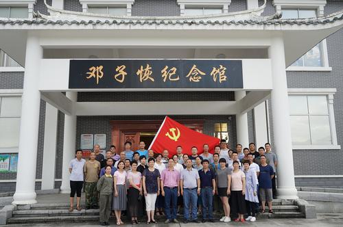 龍巖分公司七一期間開展“七個(gè)一”主題實(shí)踐活動(dòng)。圖為黨員參觀鄧子恢紀(jì)念館1 葉莉攝.jpg
