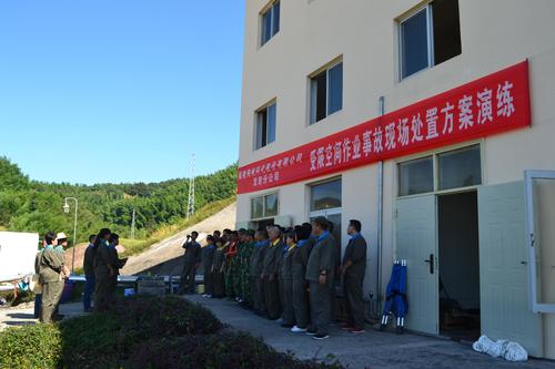 海峽科化龍巖分公司開(kāi)展受限空間作業(yè)事故現(xiàn)場(chǎng)處置方案演練。.jpg