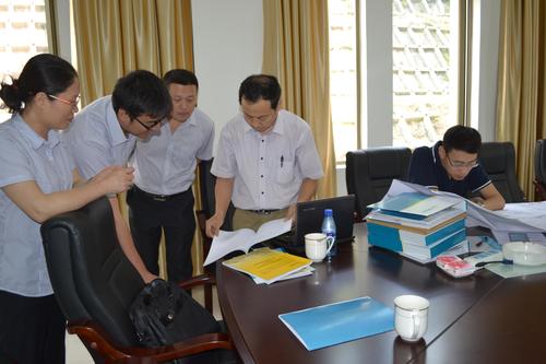 工信部安全生產(chǎn)司安全督查組到海峽科化龍巖分公司開展安全專項督察。圖為督察組專家相關(guān)內(nèi)業(yè)資料。蘇艷麗 攝.jpg