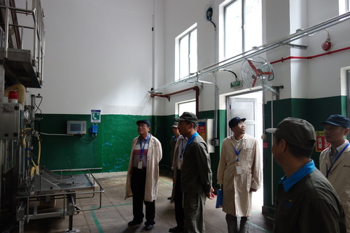 潘文生：檢查組正在檢查銨油生產(chǎn)線.jpg
