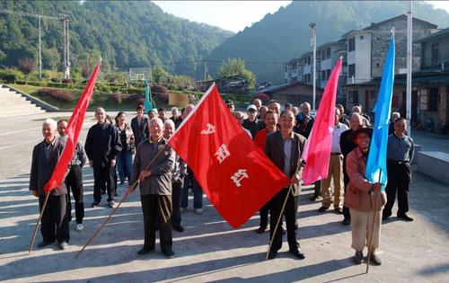 王建平：夕陽(yáng)紅健步走.jpg