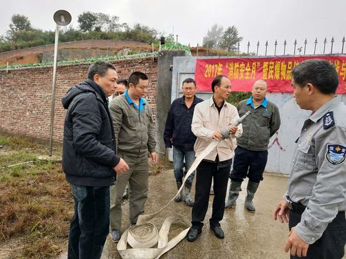 連益峰：公司副經(jīng)理講解消防水帶的正確連接。.jpg