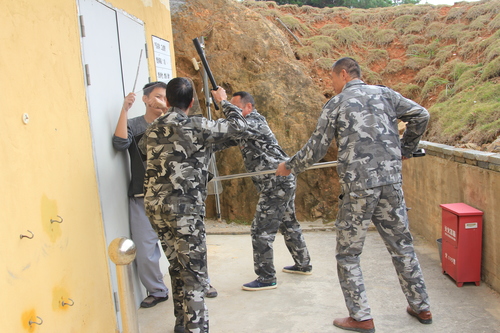龍巖民化爆破霞浦分公司組織開展防火、防盜搶應急演練 ，圖為防盜搶演練。（鐘志明 攝影）.jpg