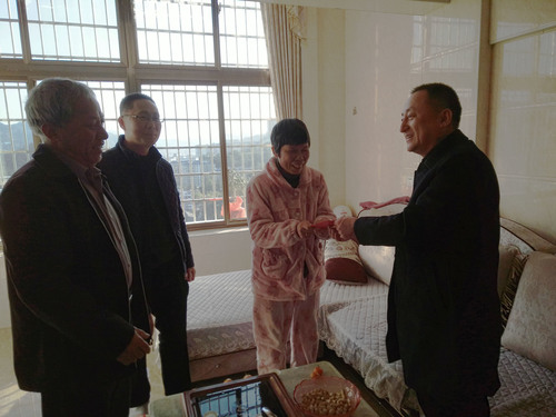 蘇艷麗：龍巖市安監(jiān)局調研員張炳輝、工會主席陳雁昌及龍巖分公司黨委書記、工會主席熊林輝慰問困難職工 .jpg