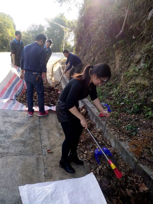 劉敏：永春分公司黨委組織全體黨員清理防洪溝。.jpg
