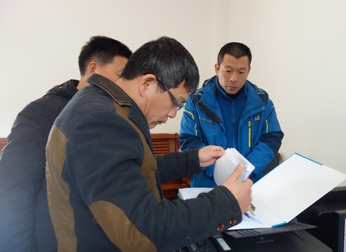 潘文生：檢查組正在檢查安全管理內(nèi)業(yè)資料.jpg