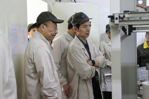 圖1：專家組組長曹曉宏帶領(lǐng)專家在現(xiàn)場了解、考察設(shè)備運行情況.jpg