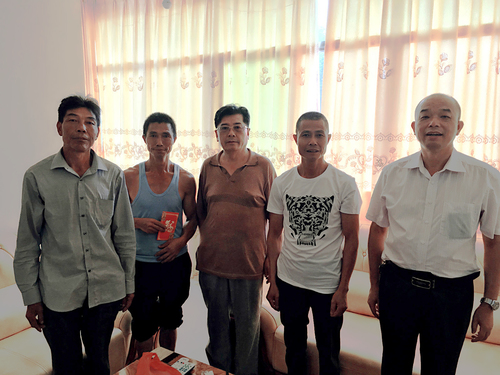 公司領(lǐng)導(dǎo)走訪慰問困難職工—鄭強(qiáng).jpg