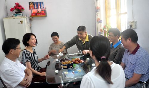 陳宏金：?？乒矩攧?wù)總監(jiān)于欽華一行到永春分公司慰問困難職工。.jpg