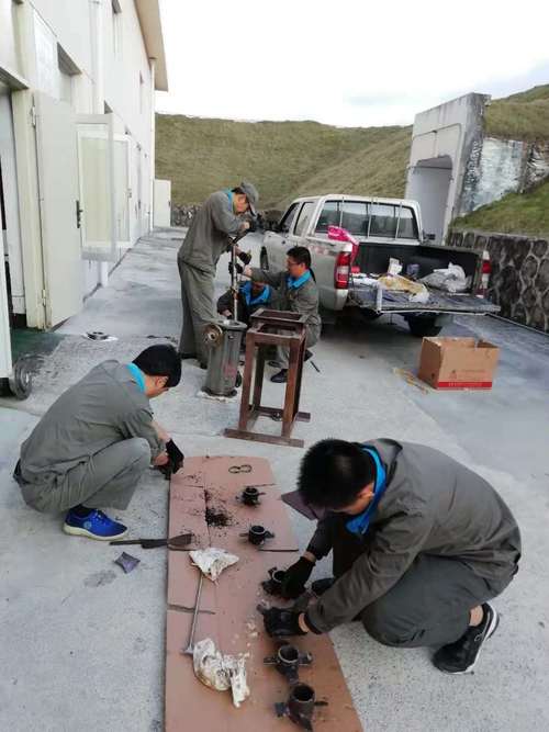 陳群清：龍巖分公司機修車間人員拆解敏化機現(xiàn)場.jpg