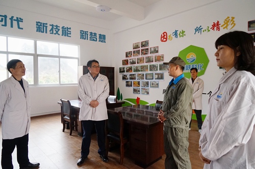 葉莉：海峽科化公司黨委書記、董事長吳彩洪參觀龍巖分公司電氣自動(dòng)化“技能大師”創(chuàng)新工作室2.jpg
