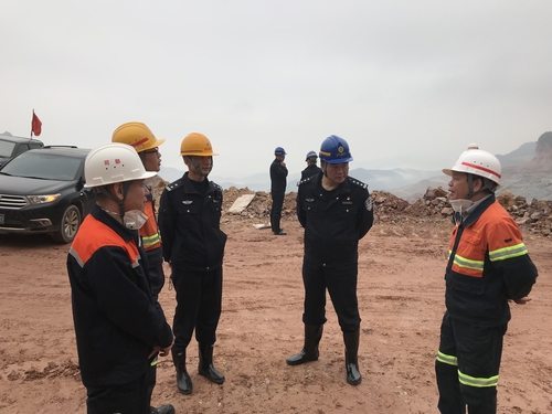 張朝峰-龍巖市公安局槍爆大隊大隊長陳忠陽一行到富興建設(shè)上杭分公司調(diào)研數(shù)碼電子雷管使用情況2.jpg