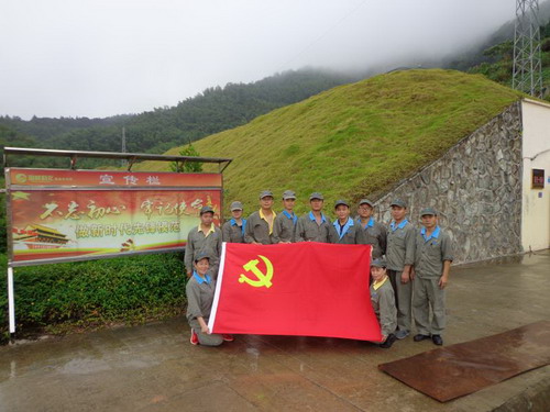 雷韜：龍巖分公司乳化一車間支部開(kāi)展“守國(guó)旗、敬國(guó)旗、愛(ài)國(guó)旗”主題黨日活動(dòng)_調(diào)整大小.jpg
