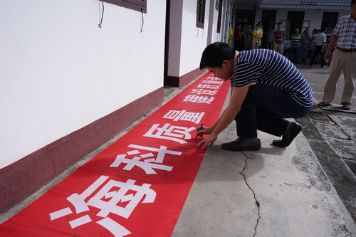 嚴(yán)少明：簽名活動_調(diào)整大小.JPG