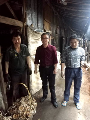 深入村民了解生產(chǎn)情況_調(diào)整大小.jpg