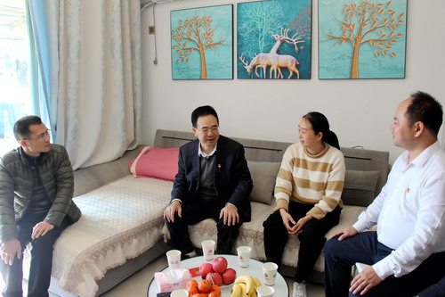 黃曉志：王會(huì)錦書記一行慰問福安分公司困難職工。3_調(diào)整大小.jpg