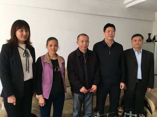 蘇艷麗：省機(jī)電控股公司黨委委員、紀(jì)委書記林心鑾一行到龍巖分公司慰問困難職工_調(diào)整大小.jpg