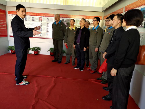 劉敏 林心鑾書記參加機(jī)修車間主題黨日活動(dòng)_調(diào)整大小.jpg
