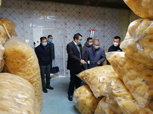 黃春生 ?？朴来?海峽科化公司黨委書記、董事長吳彩洪一行看望慰問駐山頭頂村第一書記黃春生1_調(diào)整大小.jpg