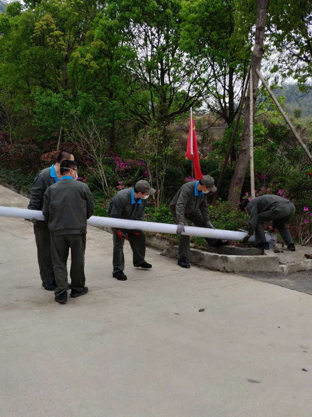 （采用）吳藝涵：龍巖分公司機(jī)修車間齊力搶修路燈_調(diào)整大小.jpg