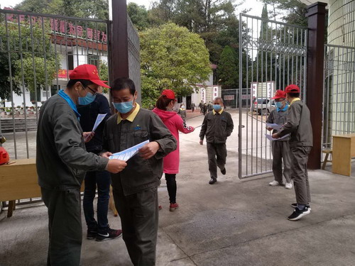(采用）陳玉麗 當好“宣傳員”青年志愿者在廠區(qū)門口發(fā)放宣傳單_調整大小.jpg
