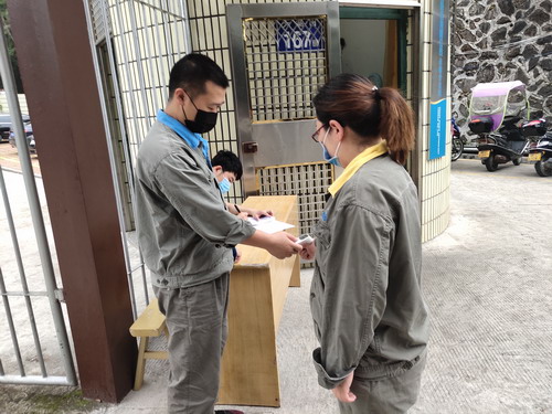 （采用）劉敏 當好“守門員”青年志愿者小劉、小潘為上班職工測量體溫_調整大小.jpg