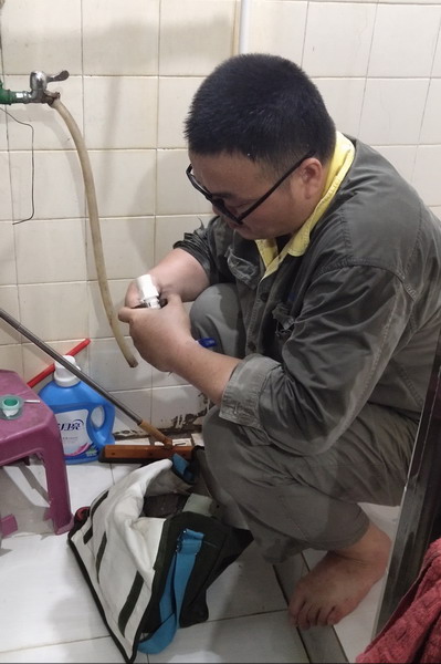 便民維修服務隊小辜上門為分公司職工維修漏水水龍頭_調整大小.jpg