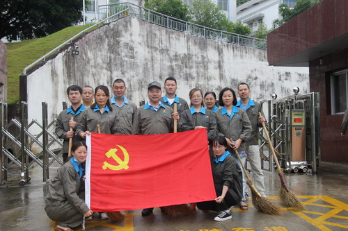 圖為機關(guān)支部全體黨員與黨旗合影_調(diào)整大小.JPG