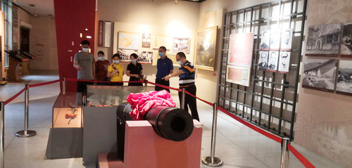 閩能銷(xiāo)售公司開(kāi)展“緬懷先列銘記歷史堅(jiān)守初心主題黨日活動(dòng)圖片2_調(diào)整大小.jpg