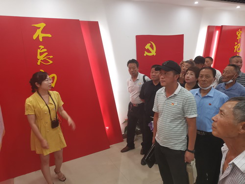 永安分公司荊東杰：黨員同志在參觀紀(jì)念館（1）_調(diào)整大小.jpg