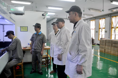 （建議采用）陳玉�?機(jī)電（控股）公司黨委委員、副總經(jīng)理陳伯煒一行深入電子雷管生產(chǎn)線檢查_(kāi)調(diào)整大小.JPG