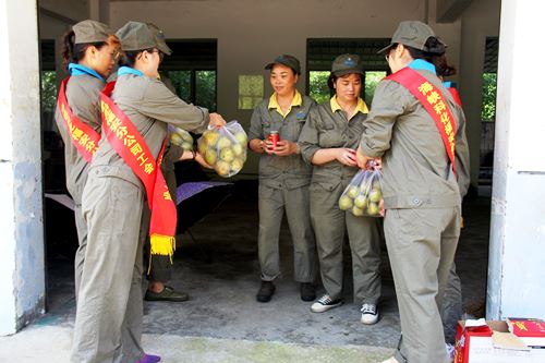 陳宏金：福安分公司工會、女工委到生產(chǎn)一線為職工送清涼�?.jpg
