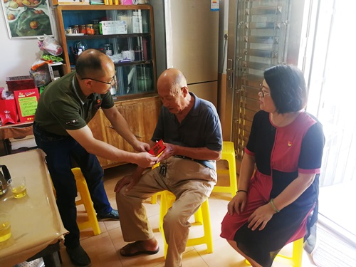 （建議采用）永安分公司鄭若男：永安分公司領(lǐng)導(dǎo)慰問65年黨齡老黨�?3).jpg