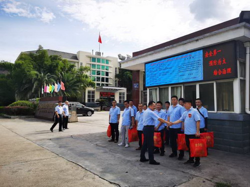 永安雙華公司李維德：永安雙華公司工會積極開展夏季“送清涼、保安全”活動_調整大小.jpg