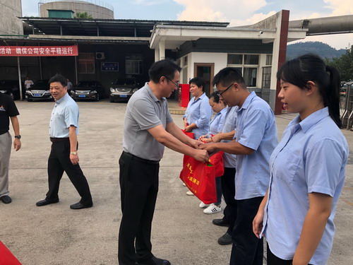 永安雙華公司吳泉艷：海峽科化黨委書記、董事長(zhǎng)吳彩洪為雙華公司員工送清涼現(xiàn)場(chǎng)_調(diào)整大小.jpg