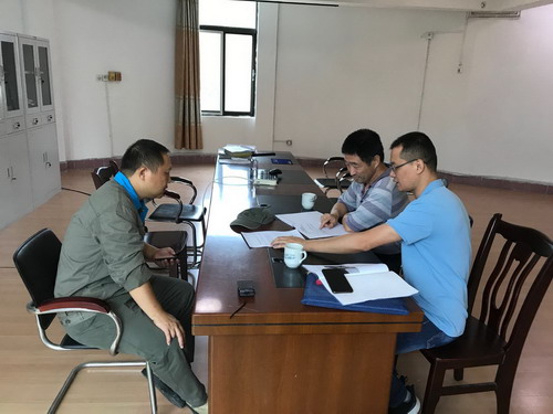 永安分公司徐建：檢查組在查閱內(nèi)頁資料（1）_調(diào)整大小.jpg